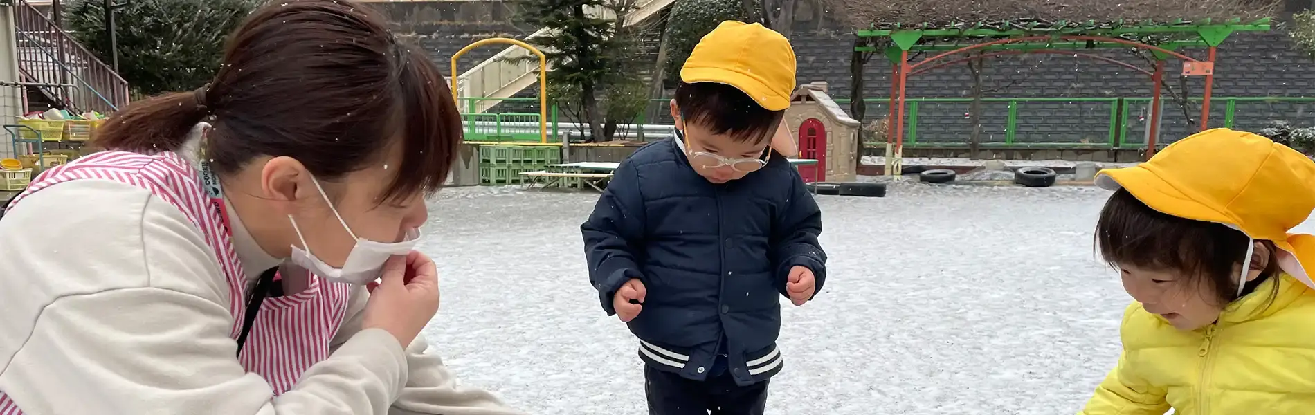雪を見つめる子供たち
