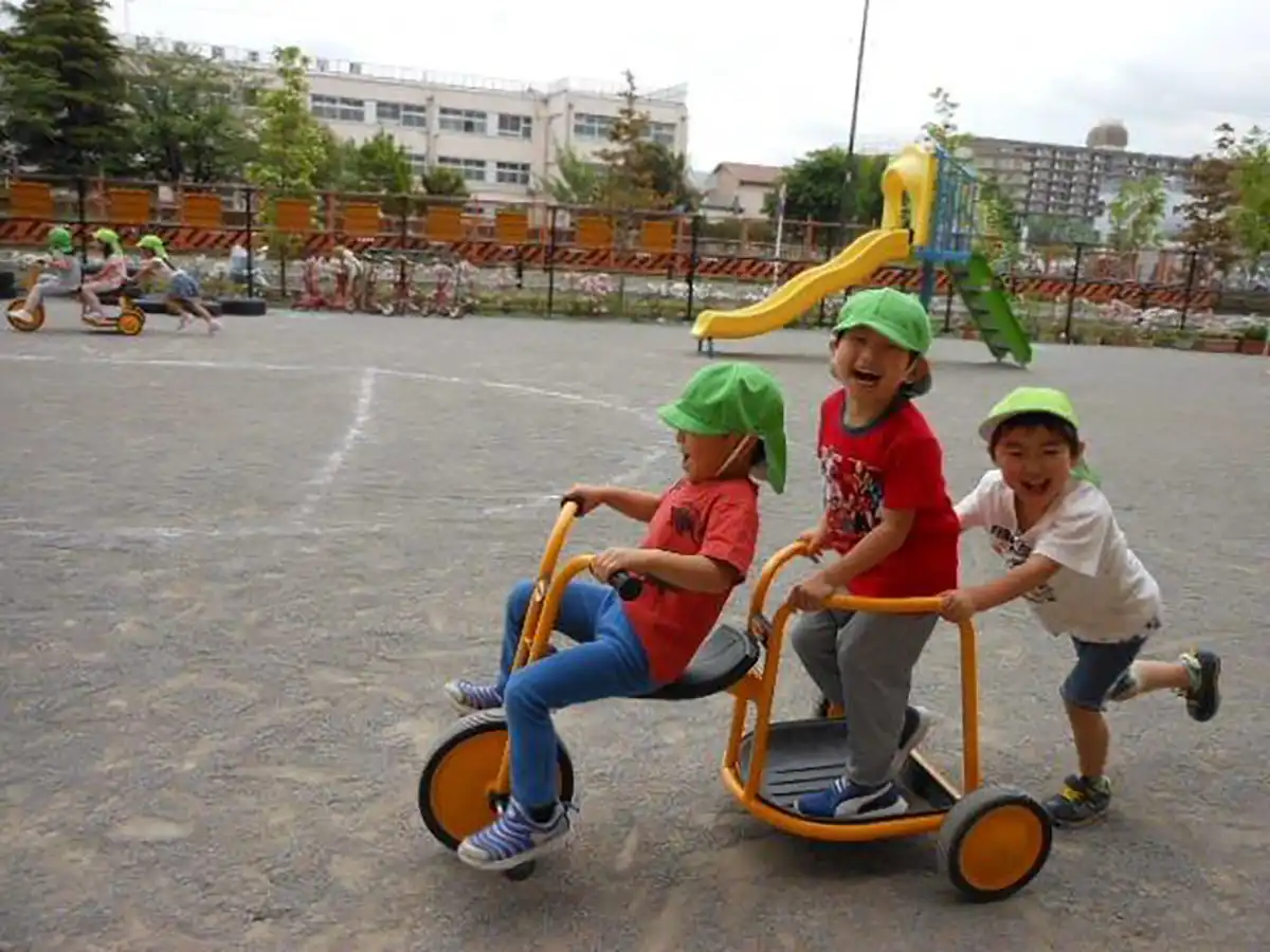 三輪車に乗って遊ぶ子供たち
