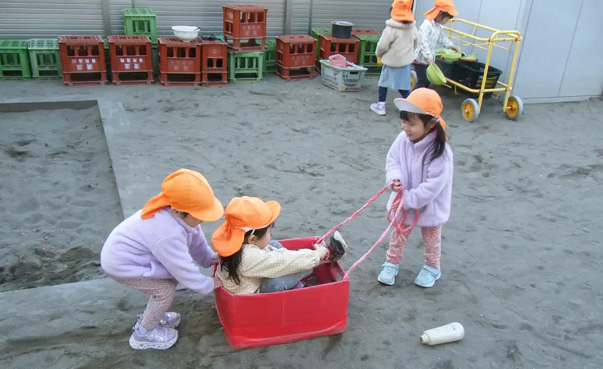 そりで遊ぶ子供たち