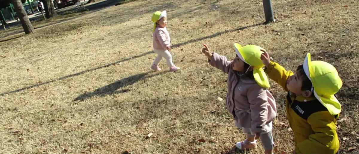 空を見上げる子供たち