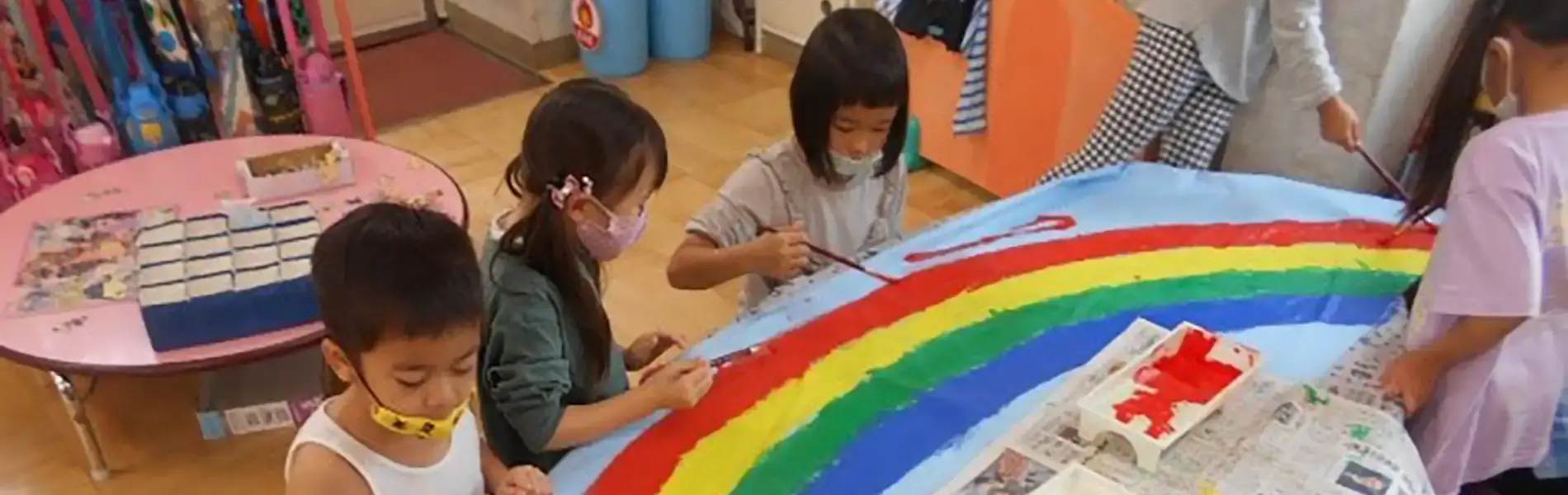 虹の絵を描く子供たち