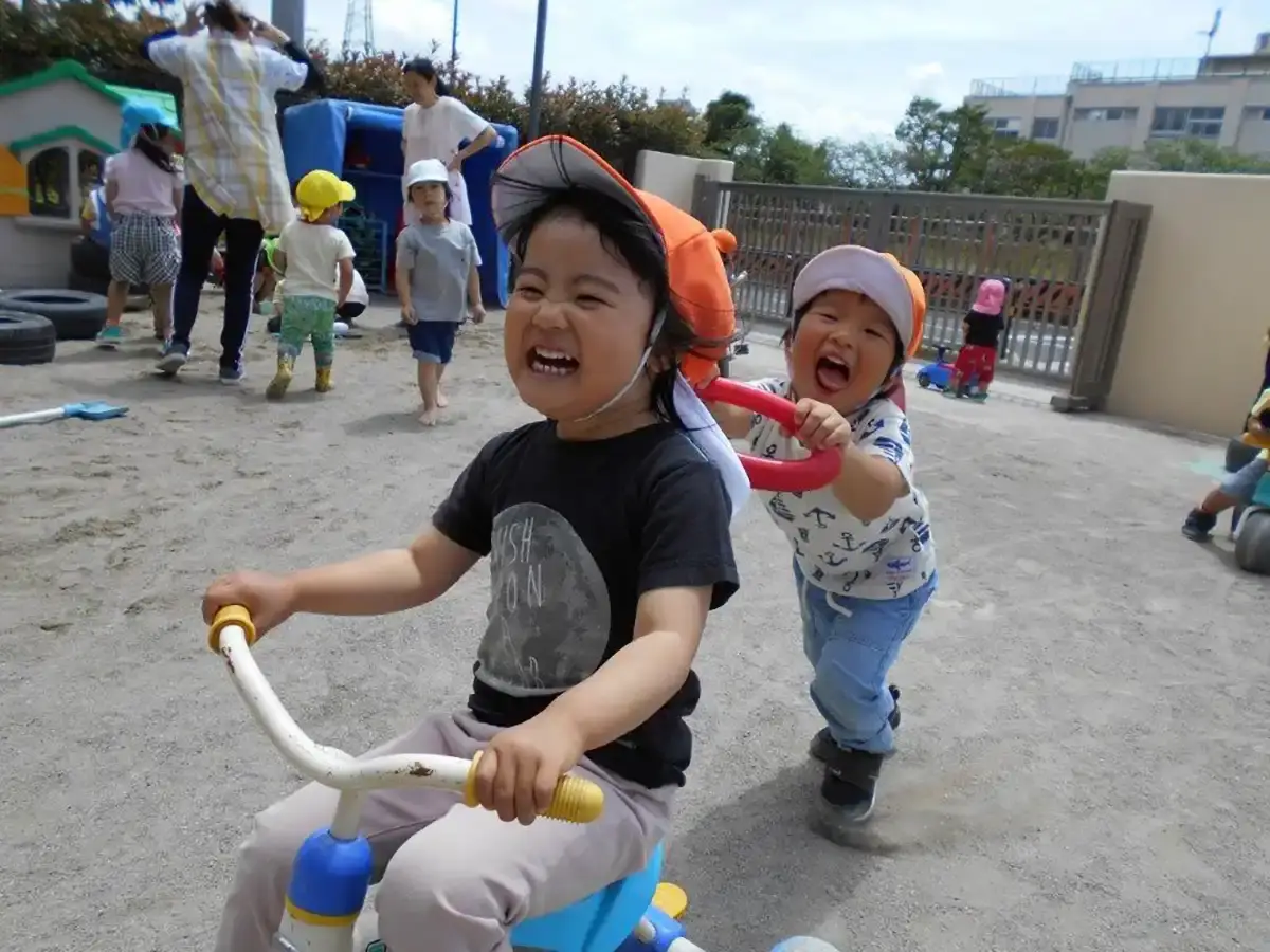 三輪車で遊ぶ子供たち